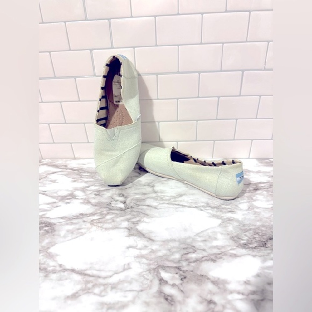 ✨Women’s Mint Green Tom’s shoes in good/fair condition. Light wear & tear.✨